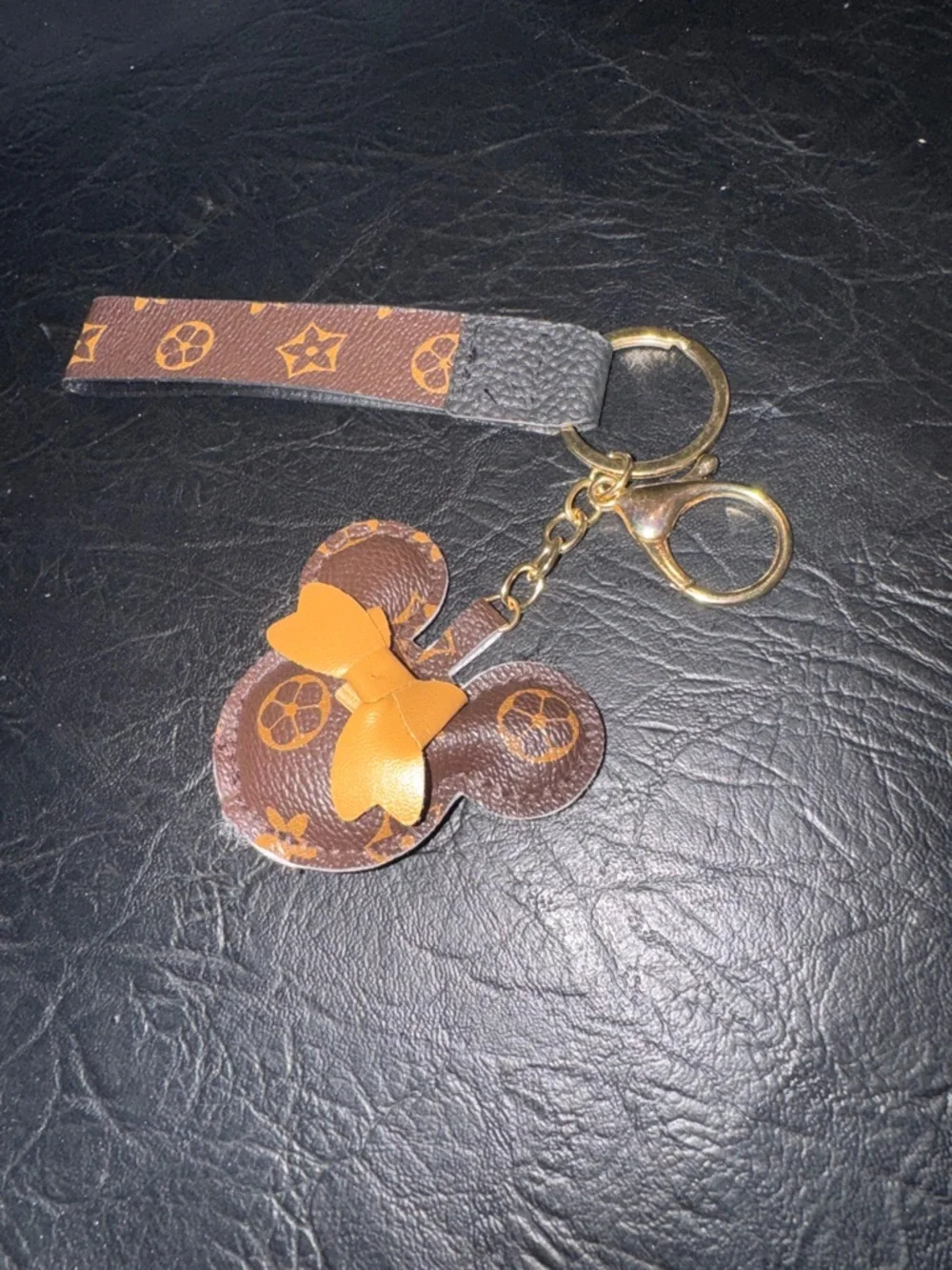 Keychain wristlet dark brown faux leather mouse with bow, NEW (SS)